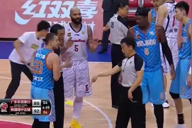 2016-17 CBA总决赛G3三大冲突回顾 赵睿抱摔周琦+亚当斯踩跨周鹏视频封面