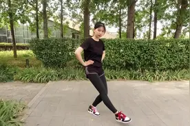 早上空腹做，原地坚持这样点脚，腿变细了，肚子也没了