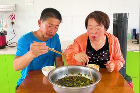 媳妇买个大海蜇凉拌生吃，午饭2碗饭1盆海蜇抱盆吃，连汤汁都不剩视频封面