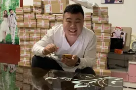 晨晨跟大哥恶搞再度升级，偷改二哥的电话号码备注，这玩笑过分了