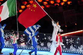 高亭宇称扛徐梦桃举旗只排练了一遍：走的再远点我就扛不动了视频封面