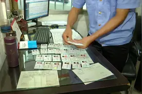 这里有30多张身份证，粗心的乘客们，快来认领！视频封面