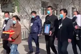 错换人生当事人姚策遗体火化  郭威扶遗像送别姚策视频封面