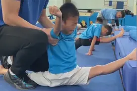 5岁男孩初学体操，被教练强制开腿，硬压一字马，开腿真的太疼了视频封面