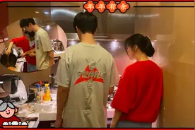 范冰冰范丞丞姐弟罕见同框 厨房里做年夜饭其乐融融感情好视频封面