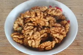 剥核桃皮有妙招，核桃上锅蒸几分钟，只用手就能剥出完整核桃仁视频封面