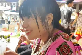 实拍越南农村集市摆摊卖饮料的苗族姑娘会做生意，买饮料的人很多视频封面