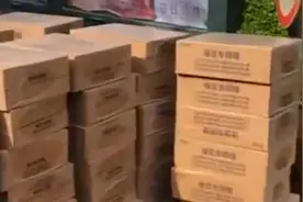 “社恐”小伙单人成团100箱泡面，家中物资更绝：“大户人家”视频封面