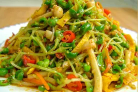 豆苗别总炒着吃了，4种食材简单一拌，香辣开胃，天热不怕没胃口视频封面