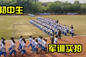 七年级军训实拍，连鼓掌都是整齐划一，军训五天看看这效果如何视频封面