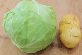 包菜和土豆这样做，很多人没吃过，简单一做，开胃下饭解油腻