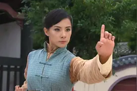 女拳：日本空手道拳脚凶猛，姑娘陷入苦战，大叔在旁指点帮她取胜视频封面
