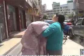 视频惊魂！13岁女孩悬挂4楼窗外，坠落瞬间被众人扯被接住视频封面