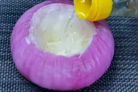 洋葱泡白醋，没想到作用真神奇，帮助了很多中老年人，省钱又实用