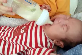 小宝宝抗拒奶瓶，撕心裂肺地哭泣，这一幕可把妈妈愁坏了视频封面