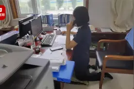 防疫女警累得跪在办公桌前工作：每天核查防疫数据打300个电话视频封面