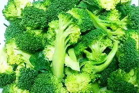 青菜焯水虽简单，但很多人都做错了，这样焯出来的青菜鲜绿清脆！