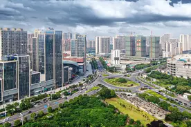 江苏南京很发达，距离市中心新街口30公里外的小城也很繁华！