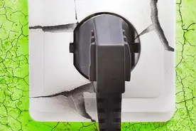 热水器插座很热，一摸就烫手什么原因？老电工：插座和电线不匹配视频封面