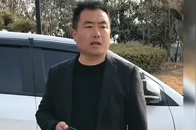 姑娘没钱上大学，老板无意得知，好心资助，只为帮助困难人，好人视频封面