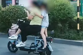 山东一母亲跷二郎腿骑电车，单手载人看手机，女儿伏背单腿站立视频封面
