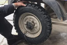 三轮摩托车外胎到底有多难安装？看修车师傅用什么技巧拆卸安装视频封面