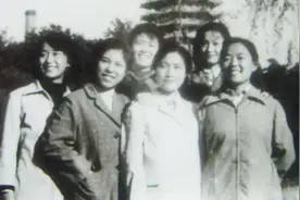 中国高考首个文科状元，作文考99分登上人民日报，如今过得怎样？