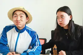 学生和老师打赌，谁憋笑输了谁履行相应的惩罚，太有趣了