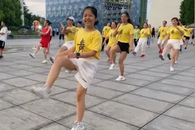 7岁小女孩领跳100人广场舞，奶奶乐坏了，这小妮子要火！