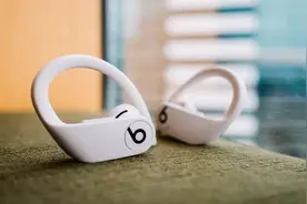 同门争斗？苹果蓝牙耳机Powerbeats Pro和AirPods 2对比视频封面
