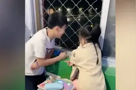 老师带女儿上课，下课后被男学生们集体围观，瞬间成了团宠小公主视频封面