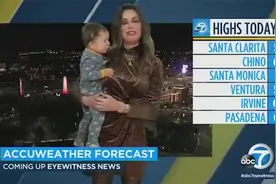 可爱！美国女主持直播途中突然被小儿子一把抱住大腿 忍不住笑场视频封面