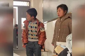 两名小学生在教室吵架 小男生完美演绎成年男人的无奈视频封面