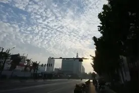“鱼鳞”“瓦块”挂在天，郑州今晚起再陷暴雨天视频封面