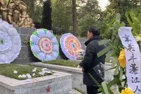 老人与志愿军父亲守无名红军墓30年：许我秋毫无犯，守你百世流芳视频封面