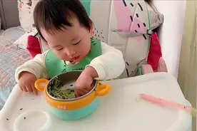 一岁小宝宝见到吃的就尖叫，生怕妈妈不给她吃，性子太急了！视频封面