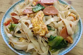 西红柿鸡蛋炒面的家常做法，面条根根分明，不粘也不坨，爽口解馋视频封面