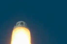 贝索斯旗下火箭发射失败坠毁：底部喷出火焰，落地瞬间尘土飞扬视频封面