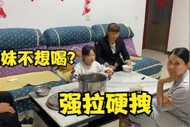 宝妈感冒不见好，婆婆贴心熬制冰糖雪梨，一人一大碗喝着真带劲视频封面