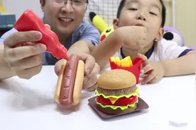过家家玩具：骁宝快餐店推出新品热狗，超仿真牛肉汉堡，真好玩视频封面