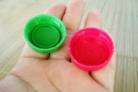 塑料瓶盖再也不扔了，粘在一起，做一个迷你小手枪玩具