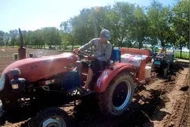 18马力邢拖田间泥泞路陷车，东方红32王前来救援视频封面