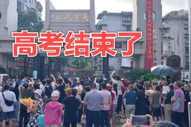 高考结束了，实拍桂林两大高考考场，学生们满怀笑容走出考场视频封面