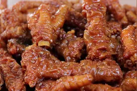 虎皮鸡爪的做法，鲜嫩多汁，老人小孩都能吃得动，做法超简单