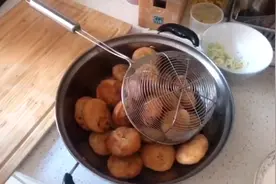 地道的山西炸油糕制作方法分享，感兴趣的朋友学起来哦！视频封面