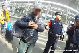 5旬男子火车上猥亵20岁小伙 目击女乘客：真尴尬视频封面