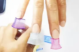 用废弃的包装彩带做美甲，环保又好看视频封面