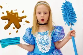 小女孩和爸爸玩变装游戏，穿上裙子变身灰姑娘帮爸爸打扫卫生！