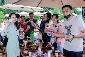 内蒙小伙开眼界了！成都嘉年华美女如云，想留这儿当个上门女婿视频封面