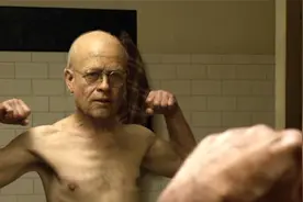 逆向生长的人生，孩子一出生就是垂暮的老人模样，离世时变成婴儿视频封面